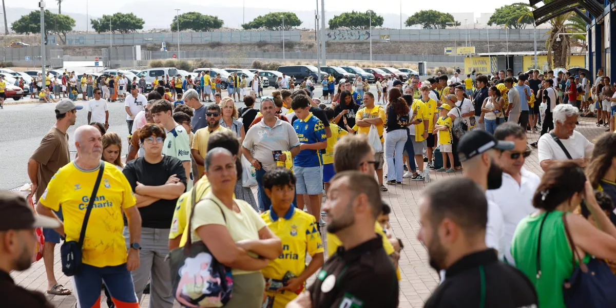 Imagen de la afición de la UD Las Palmas esperando para las firmas  / UD LAS PALMAS OFICIAL