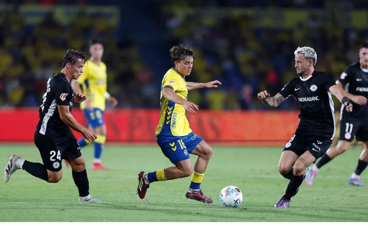El mediocentro italiano del conjunto amarillo Lorenzo Amatucci, en la disputa del esférico. UD LAS PALMAS