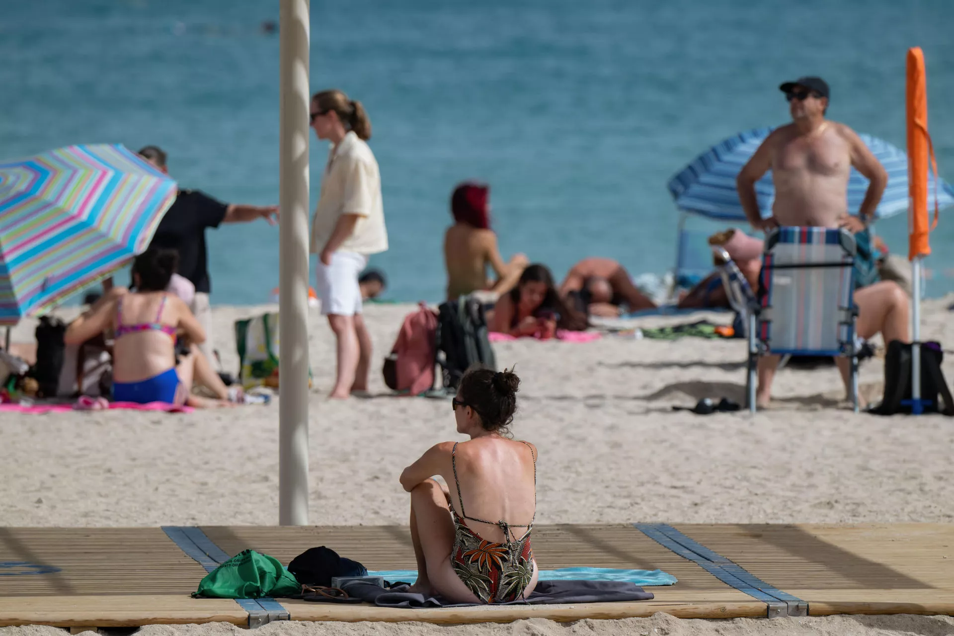 Grupos de personas en Playa Chica, en el Puerto del Rosario (Fuerteventura). / EFE - CARLOS DE SAÁ