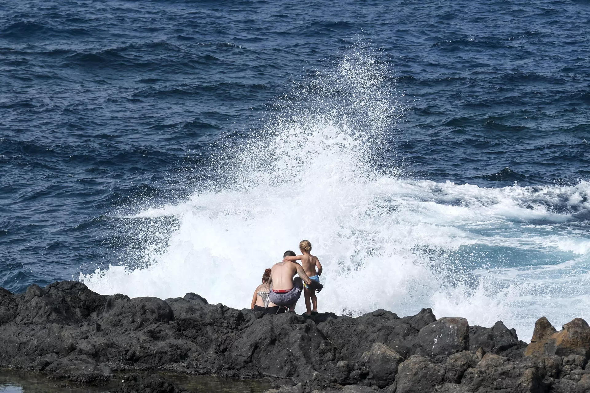 Un grupo de bañistas este lunes en la costa del municipio de La Laguna, en Tenerife, para afrontar las altas temperaturas. / EFE - ALBERTO VALDÉS