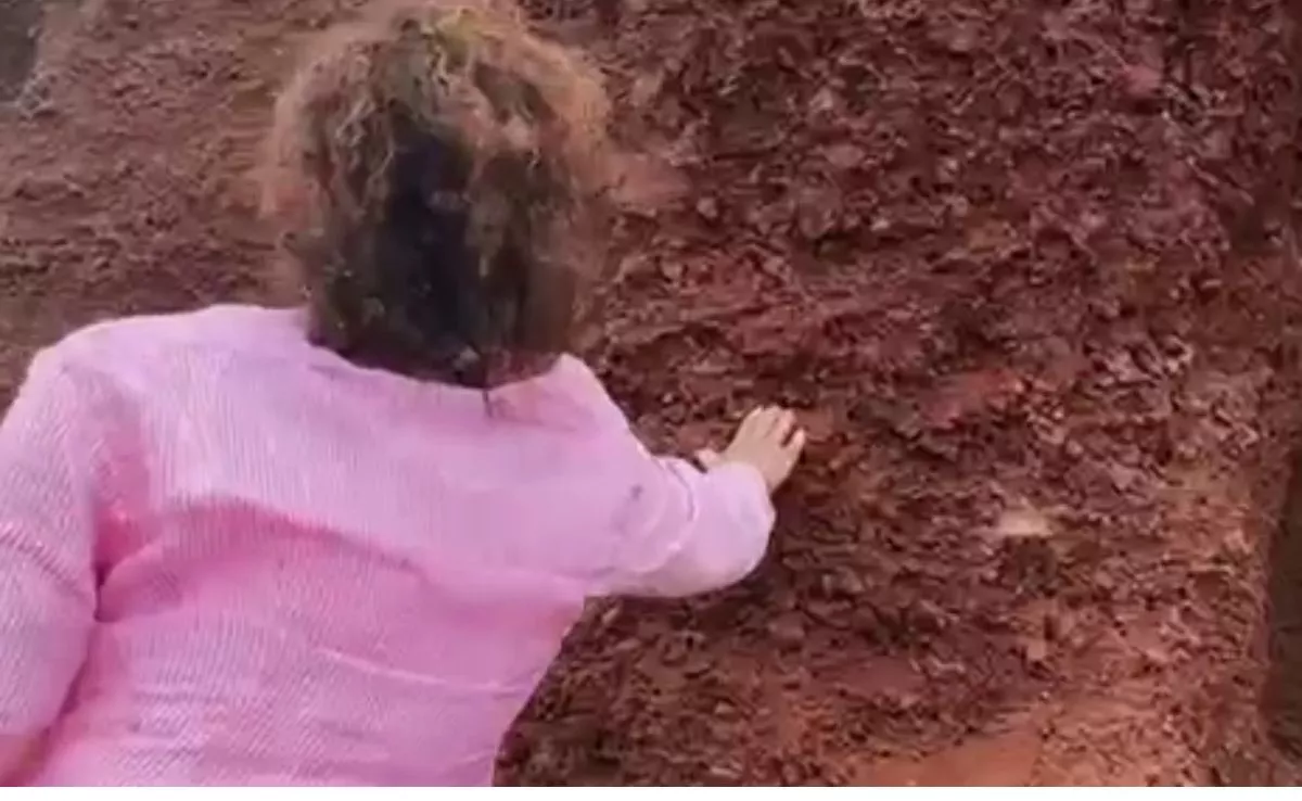Fotograma del video en el que se ve a una turista arrancando piedras volcánicas para llevárselas "como souvenir". AH