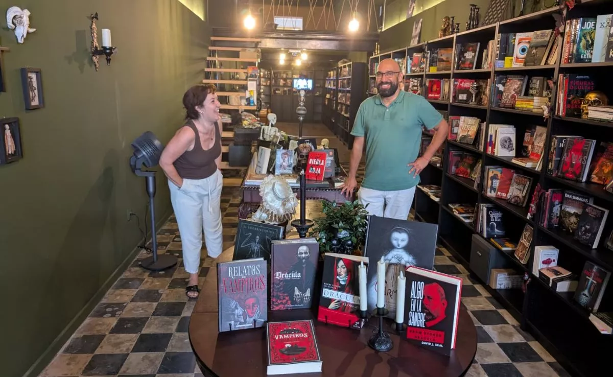 María Yuste y Jorge Torres, propietarios de Aranfaybo, la nueva librería de terror y literatura oscura que abre en Las Palmas de Gran Canaria, también especializada en artículos de culto. / M. REYES