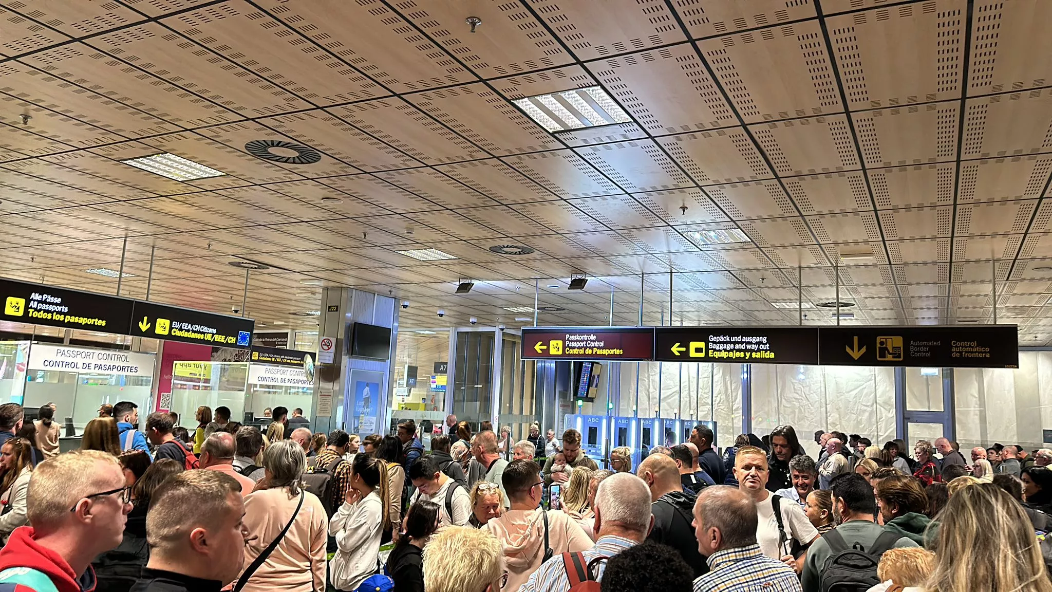 Colas en el control de pasaportes del aeropuerto Tenerife Sur. / ASHOTEL