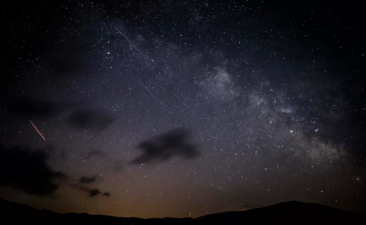 Imagen del cielo durante una lluvia de estrellas / PEXELS