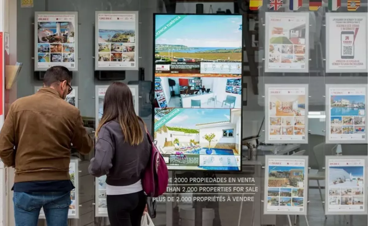 Una pareja mirando casas para comprar / EFE