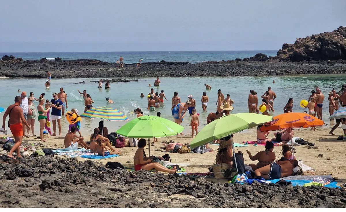 Masificación en Isla de Lobos: hasta 3.000 turistas diarios arrasan un paraíso protegido