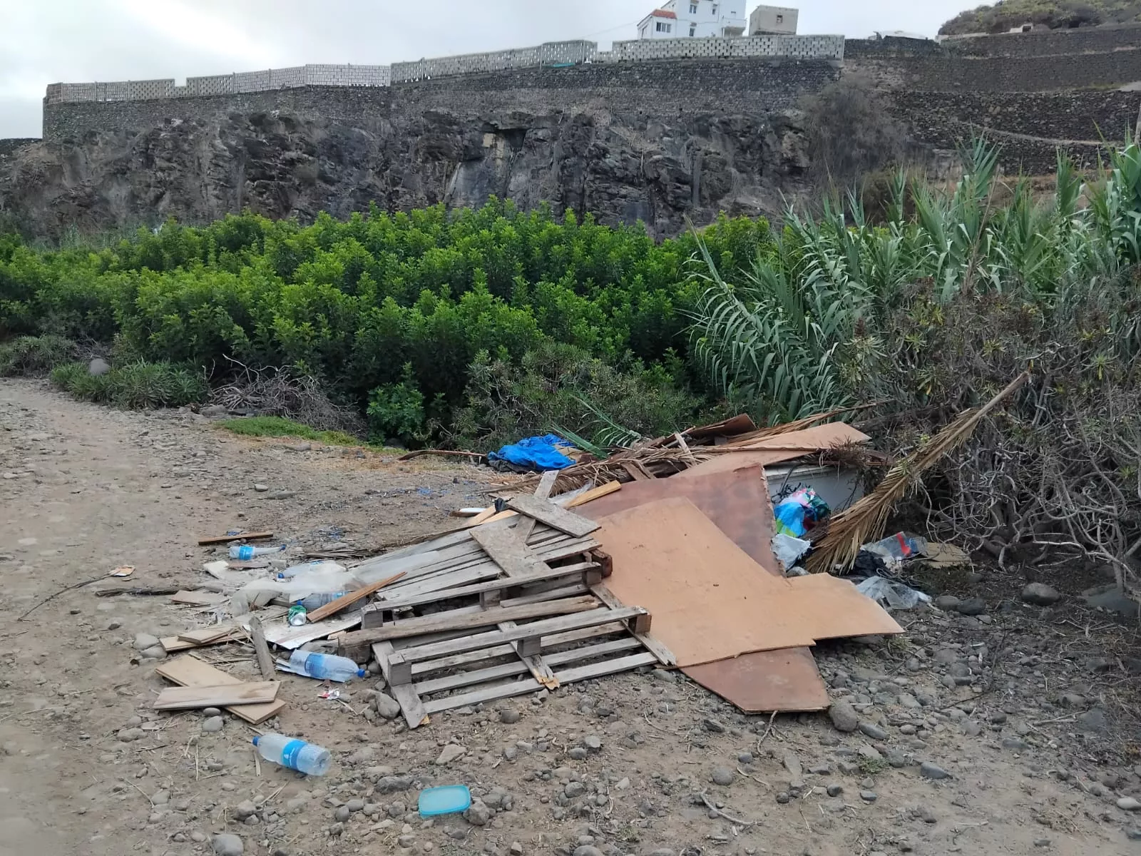 Residuos tirados al inicio del barranco de Azuaje, en la costa de San Andrés, Arucas. / AH
