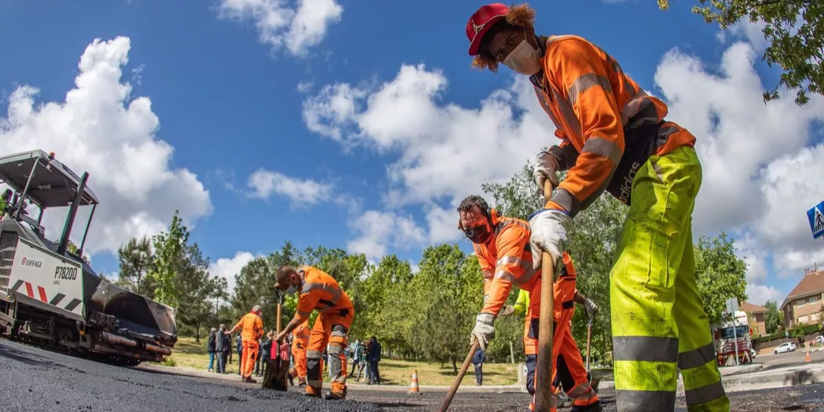 Imagen de personas asfaltando el pavimento / EFE