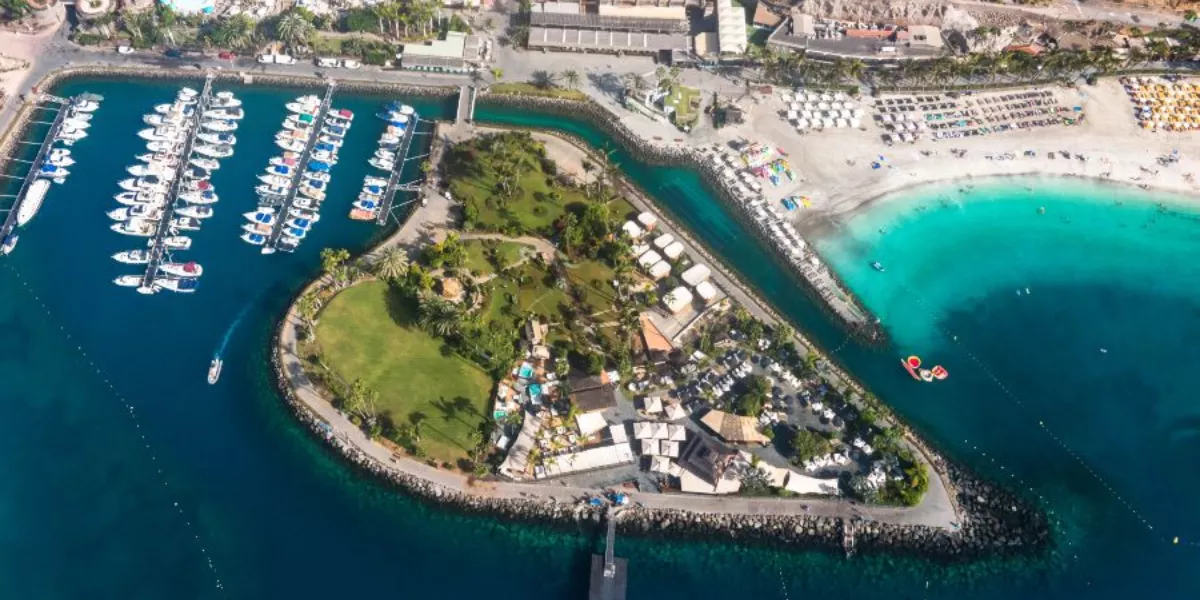 Imagen del beach club visto desde el cielo / MAROA