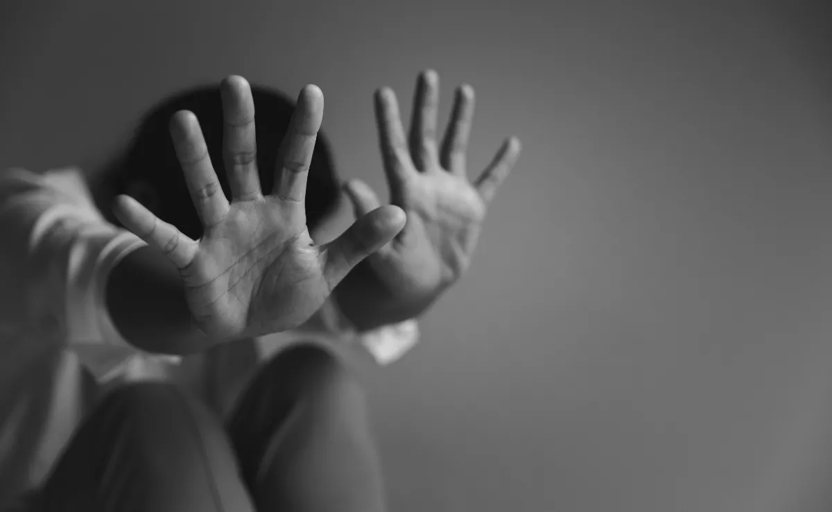 La Policía Nacional desarticula una organización criminal de trata de seres humanos en Tenerife. En la imagen, una persona víctima de maltrato. / CANVA