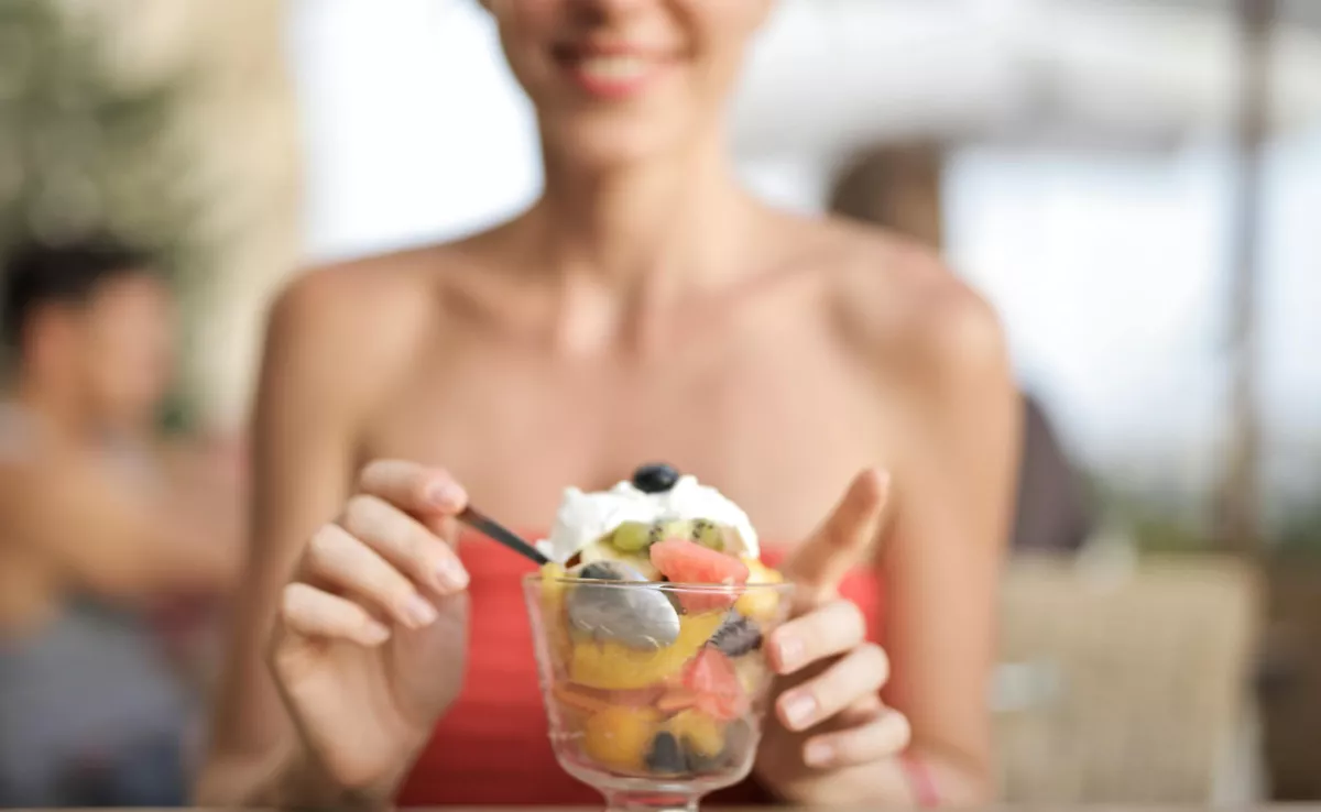 Imagen de una persona comiendo helado / PEXELS