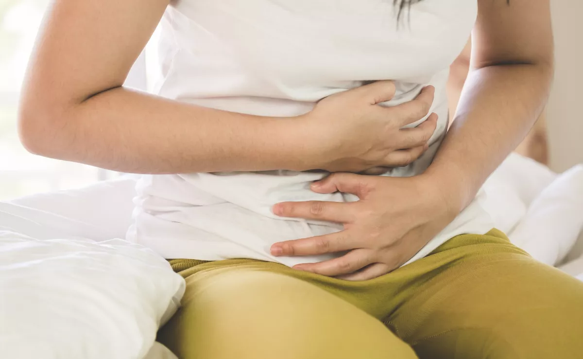 Imagen de una persona con dolor de estómago, como el producido por la salmonela. / CANVA