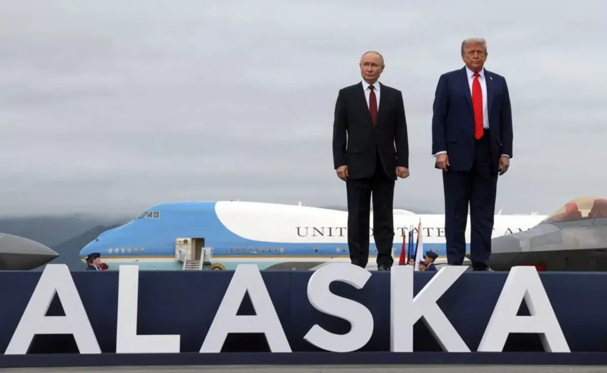 Tomar partido por pollas sin cabeza. En la imagen, Donald Trump recibe a Putin en Alaska. / EFE