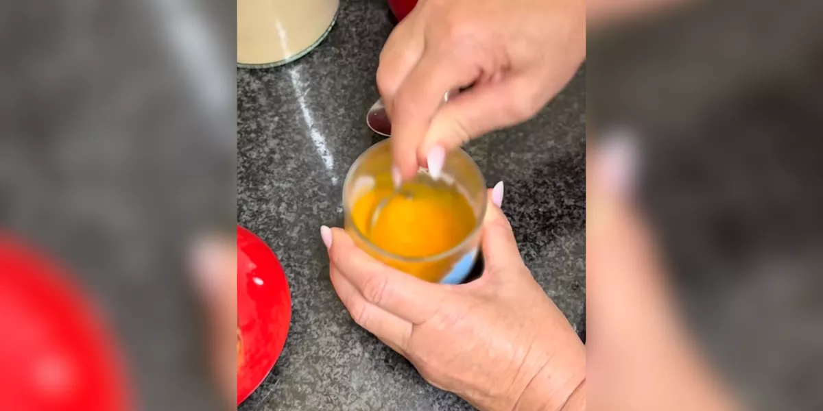 Imagen de la abuela preparando la merienda típica canaria / TIKTOK - @JOELGARCIIAA 