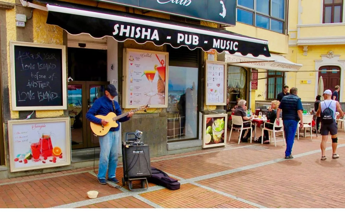Un músico callejero en el paseo de la playa de Las Canteras./ DESDE LA ISLETA