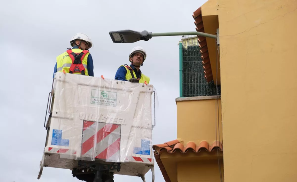 Colocación de luminarias LED en Las Palmas de Gran Canaria. /Cedida
