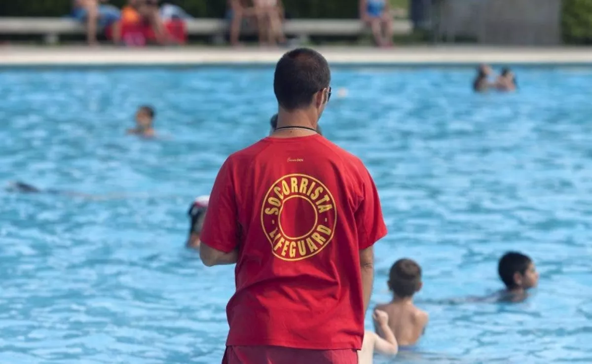 Imagen de un socorrista en una piscina / EFE
