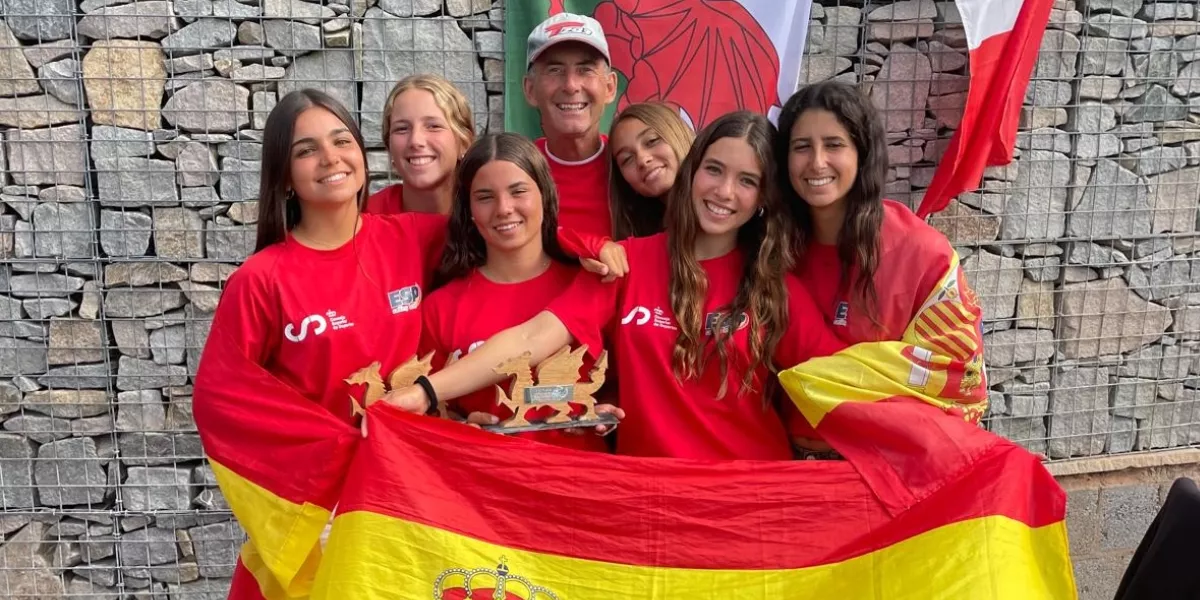 Isidro Henríquez, en Gales, con algunas de las regatistas del equipo. / RFCV