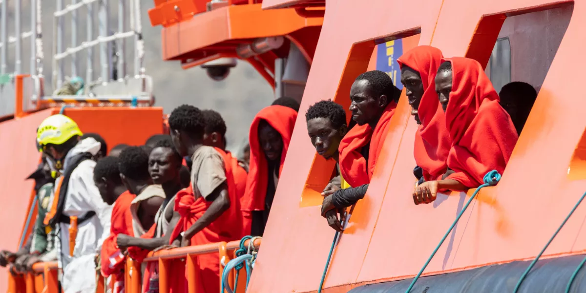 Llegada de migrantes al Puerto de Arguineguín, muchos de ellos menores. / EFE / QUIQUE CURBELO
