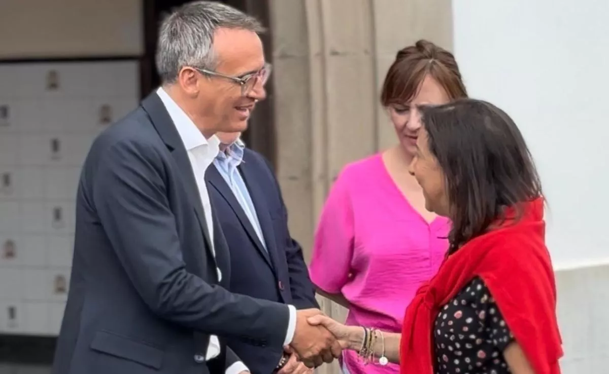El alcalde de Los Llanos de Aridane, Javier Llamas, y la ministra de Defensa, Margarita Robles. /Cedida