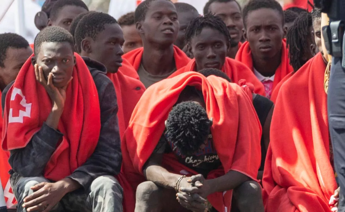 Migrantes de origen subsahariano, muchos de ellos menores de edad, rescatados cerca de Gran Canaria. / EFE / Quique Curbelo