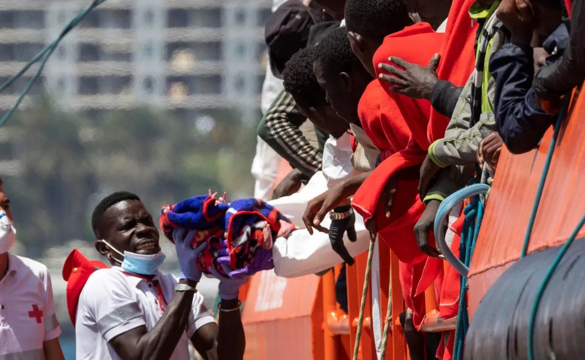 Un grupo de migrantes de origen subsahariano, muchos de ellos menores de edad, rescatados cerca de las costas canarias. / EFE / Quique Curbelo