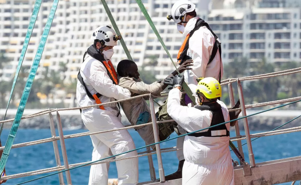 Migrantes de origen subsahariano, muchos de ellos menores. / EFE / Quique Curbelo