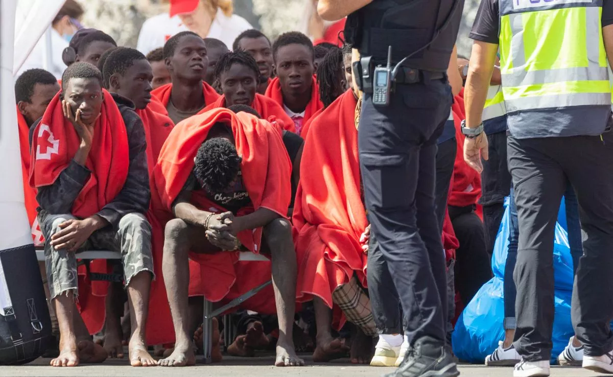 Migrantes de origen subsahariano, muchos de ellos menores de edad, en su llegada a la costa. / EFE / Quique Curbelo