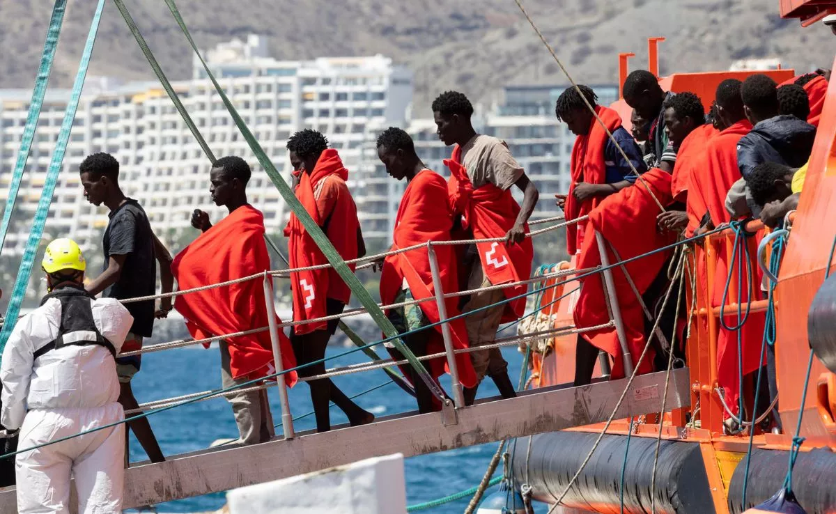 Migrantes de origen subsahariano, algunos menores de edad, rescatados cerca de las costas canarias. / EFE-QUIQUE CURBELO