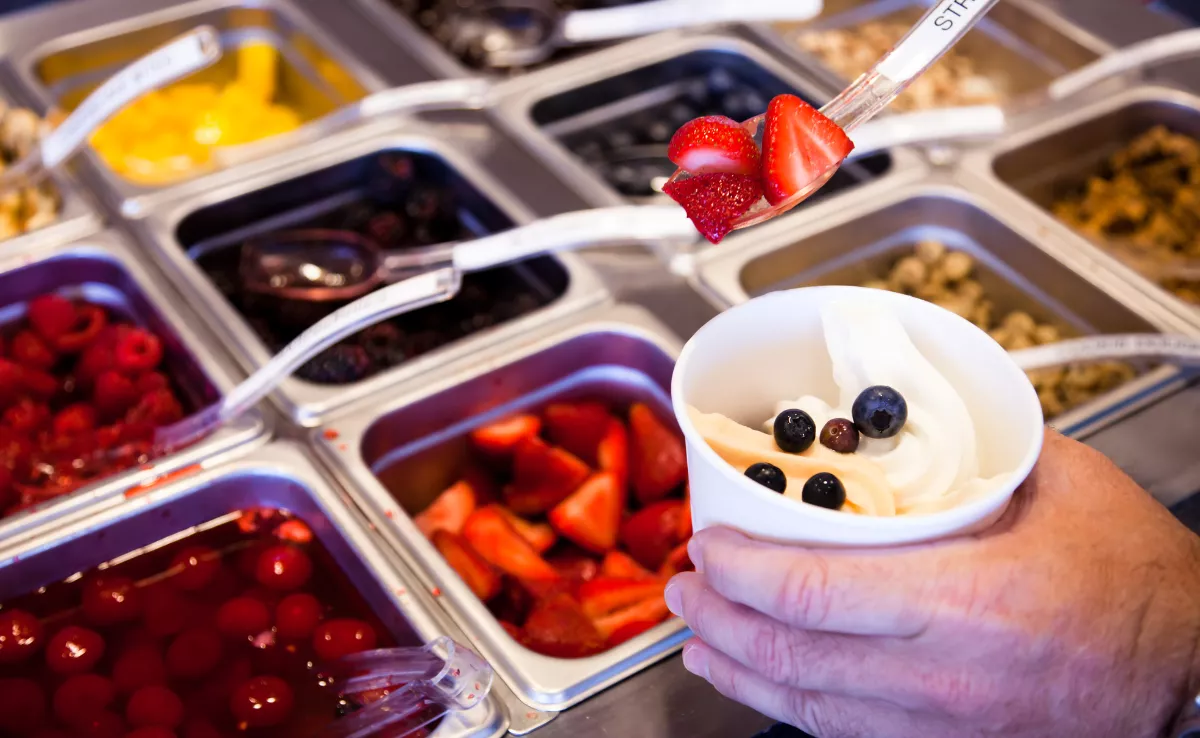 Imagen de una persona creando su propio helado en el self service / CANVA