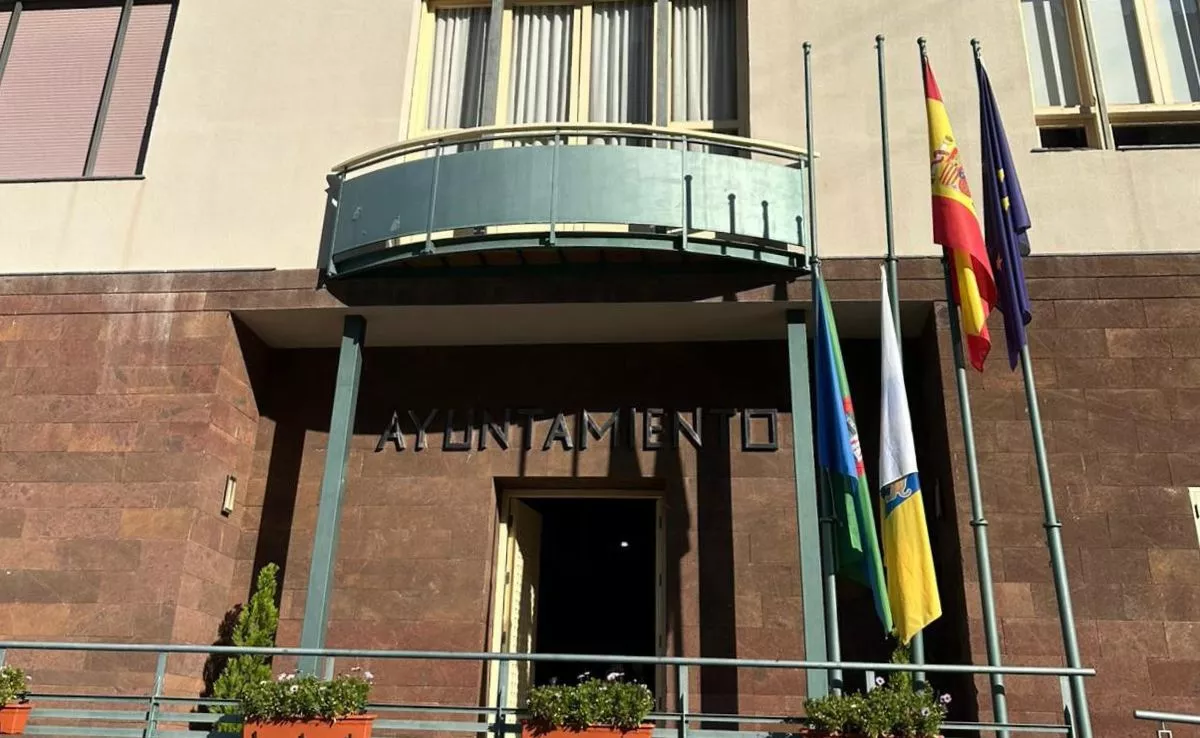 Ayuntamiento de Valle Gran Rey con las banderas a media asta. /Redes