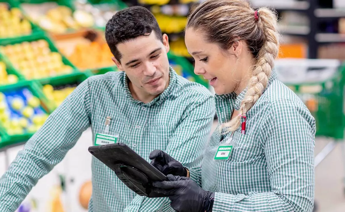 Imagen de unos empleados de Mercadona / MERCADONA