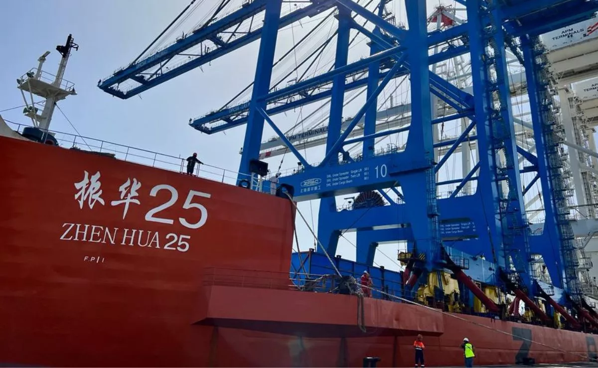 El 'Zhen Hua 25', de la empresa ZPMG, con las dos primeras 'megagrúas' traídas al Puerto de Las Palmas desde China en 2023. / AH