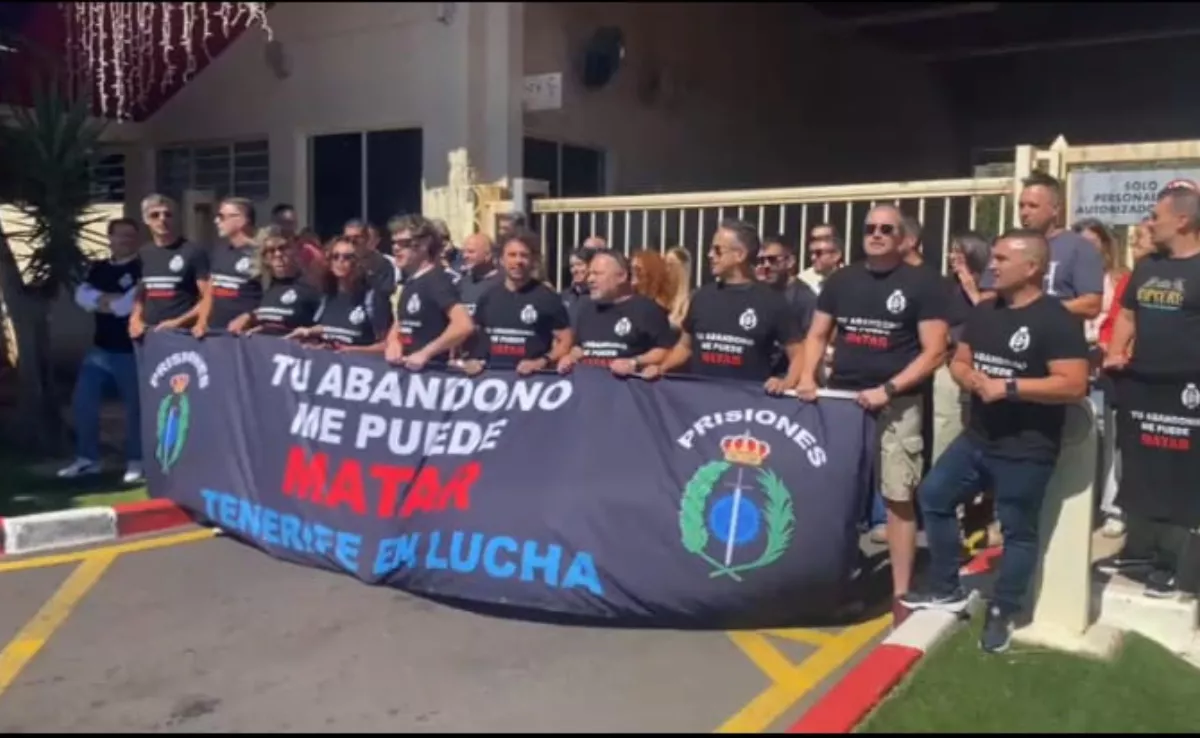 Imagen de los trabajadores de Tenerife II manifestándose por fuera de la prisión. / CEDIDA