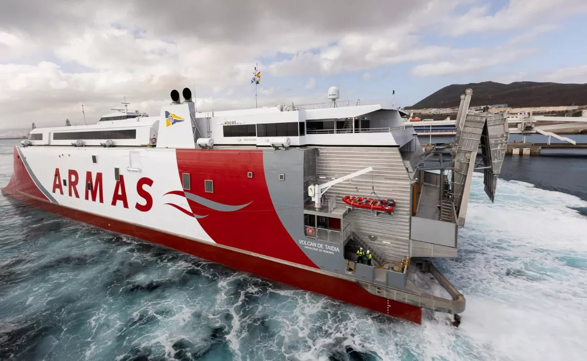 HiperDino, Satocan, Tirma, Arehucas y Acosta Matos pujan por el 30% de Naviera Armas. / EFE