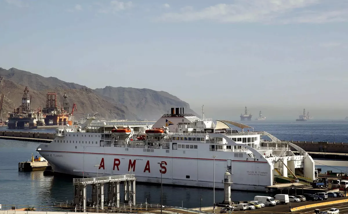 En la imagen, un barco de Naviera Armas / EFE