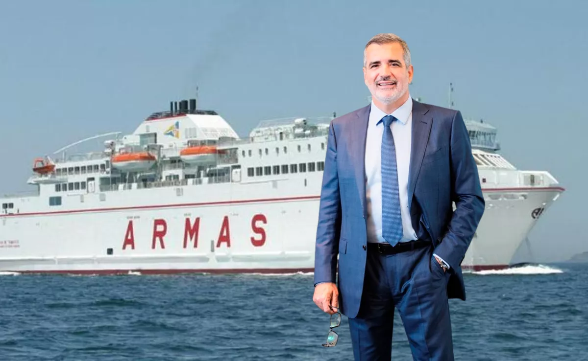 Adolfo Utor, presidente de Baleària, sobre un barco de Naviera Armas Trasmediterránea en Canarias./ MONTAJE AH