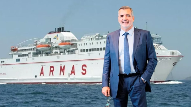 Adolfo Utor, presidente de Baleària, sobre un barco de Naviera Armas Trasmediterránea en Canarias./ MONTAJE AH Adolfo Utor, presidente de Baleària, sobre un barco de Naviera Armas Trasmediterránea en Canarias./ MONTAJE AH