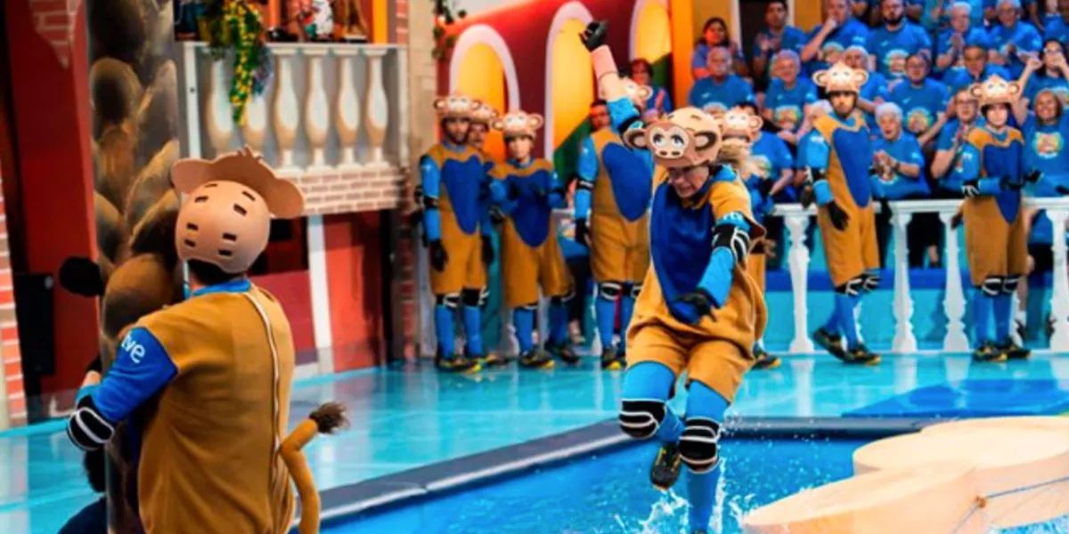 Los concursantes de La Gomera recogiendo cocos / RTVE