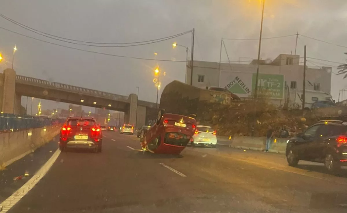 Vehículo accidentado en la TF 2. /Cedida