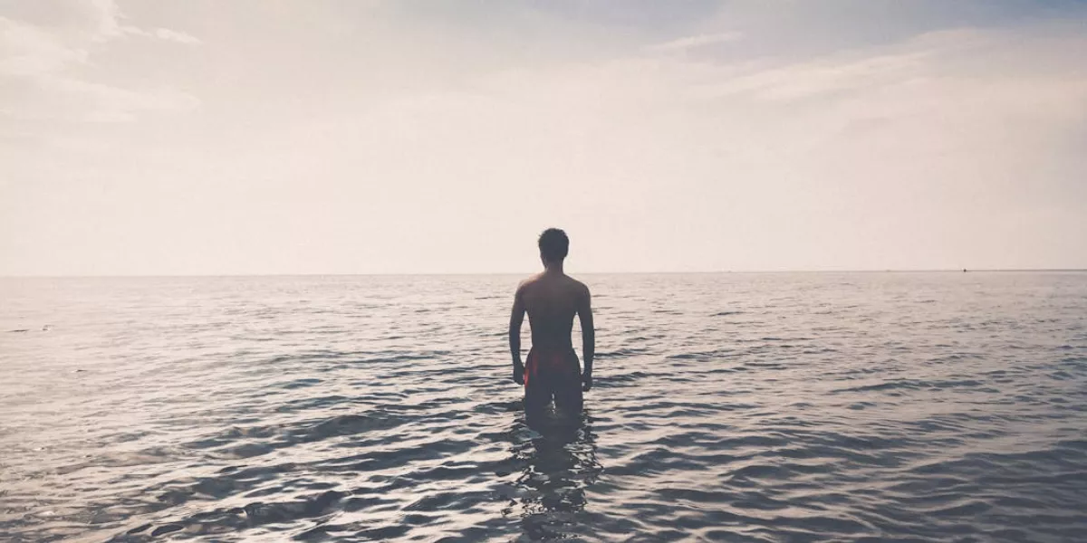 Imagen de una persona entrando en el agua / PEXELS