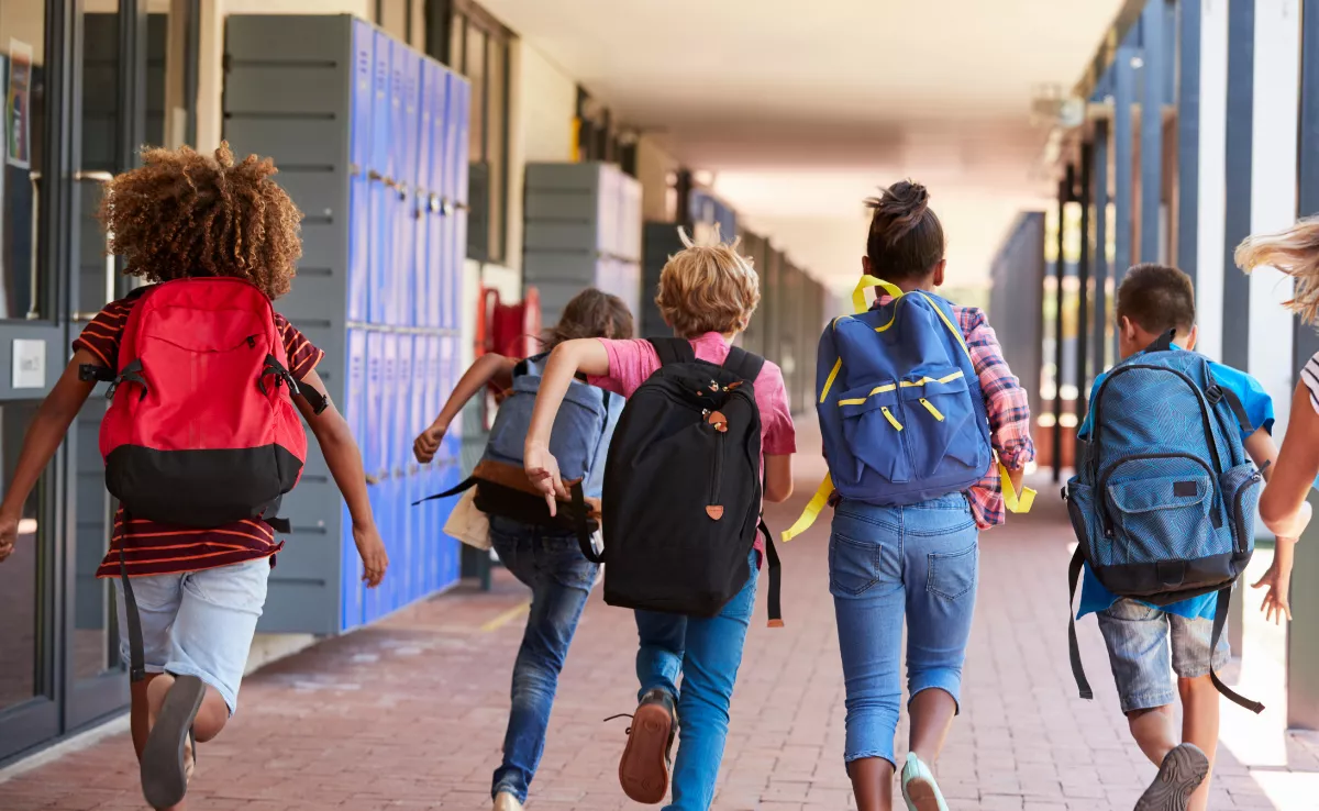 Imagen de unos niños volviendo al colegio / CANVA