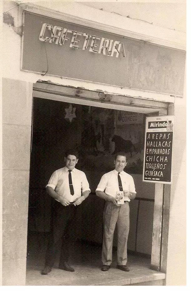 Los hermanos Eugenio e Ildefonso Vera en la entrada de la arepera Caracas en 1966 foto local
