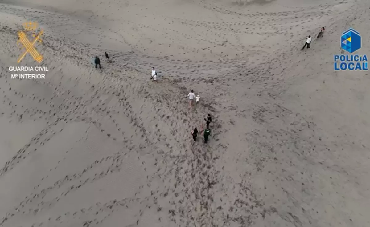 Agentes de la Guardia Civil vigilan las dunas de Maspalomas / GUARDIA CIVIL