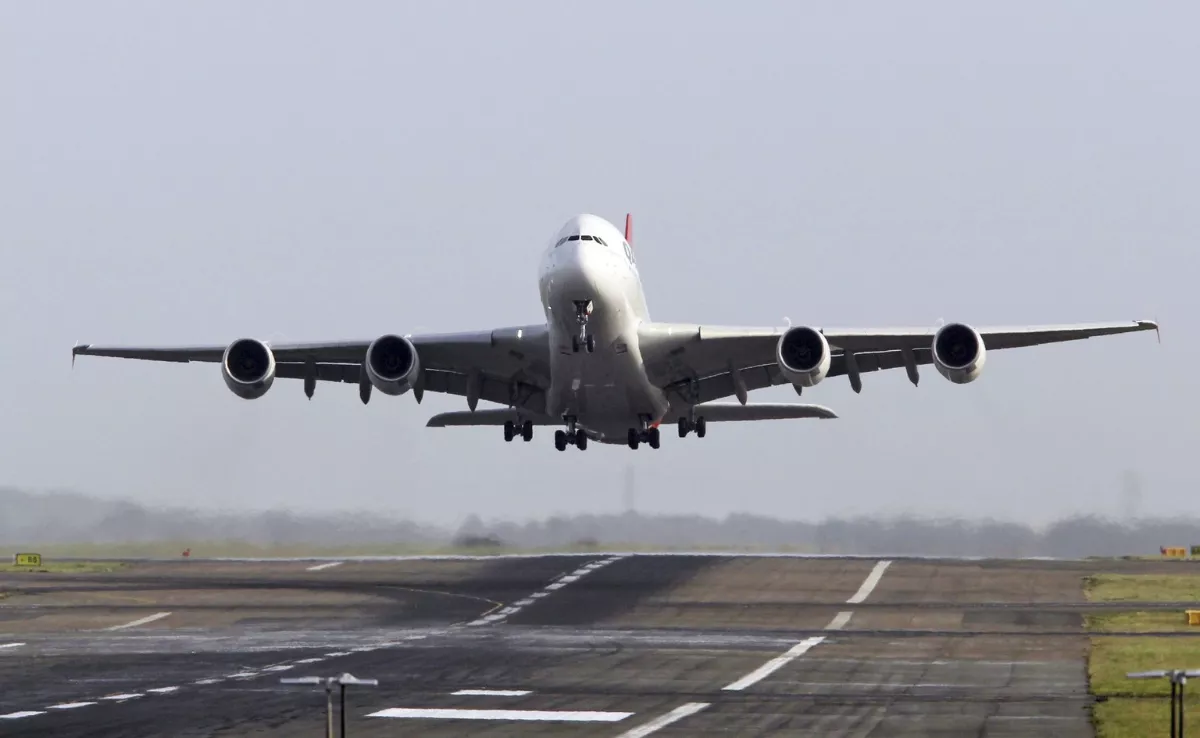Imagen de un avión despegando / EFE