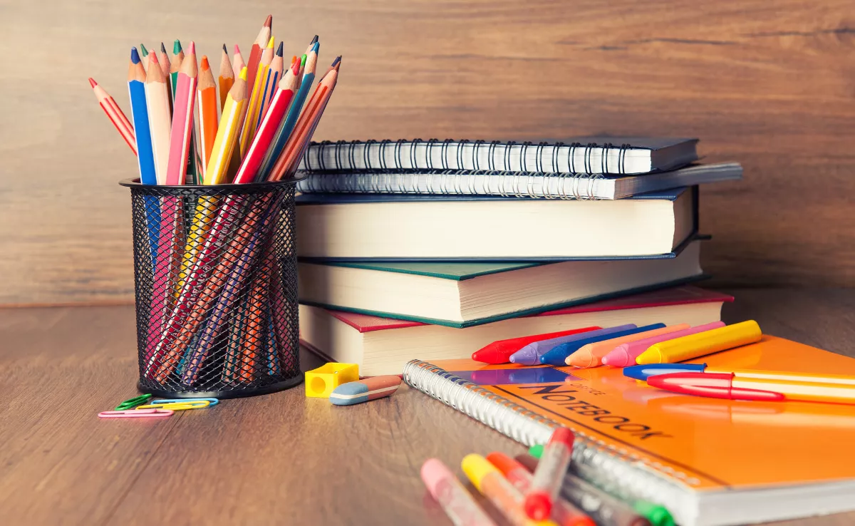 Imagen de diferente material escolar / CANVA