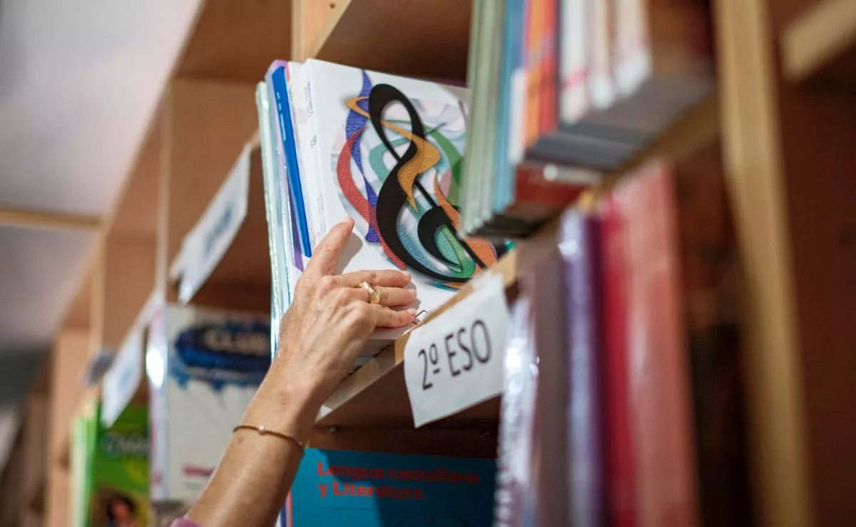 Madres y padres prevén dar prioridad la reutilización y a la segunda mano. / EFE / Ángel Medina G.