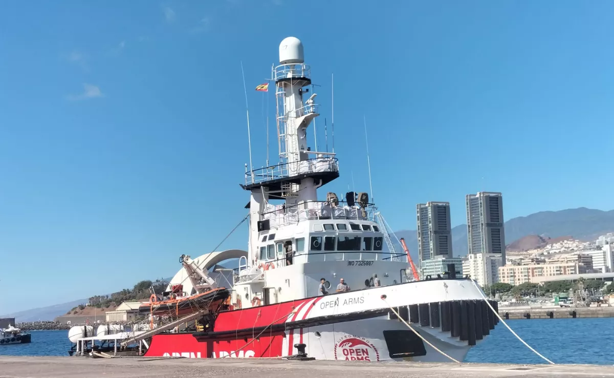 El barco de rescate humanitario Open Arms en el puerto de Santa Cruz de Tenerife./ ÁLVARO OLIVER-AH