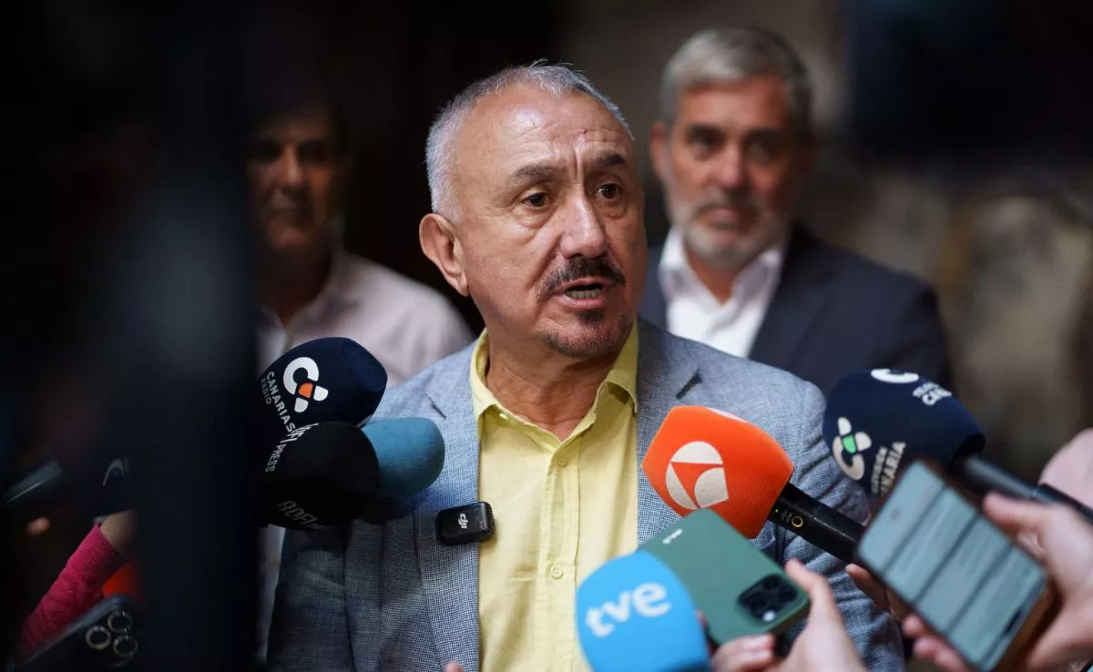 El secretario general de UGT, Pepe Álvarez, atiende a los medios tras reunirse con el presidente de Canarias, Fernando Clavijo. EFERamón de la Rocha