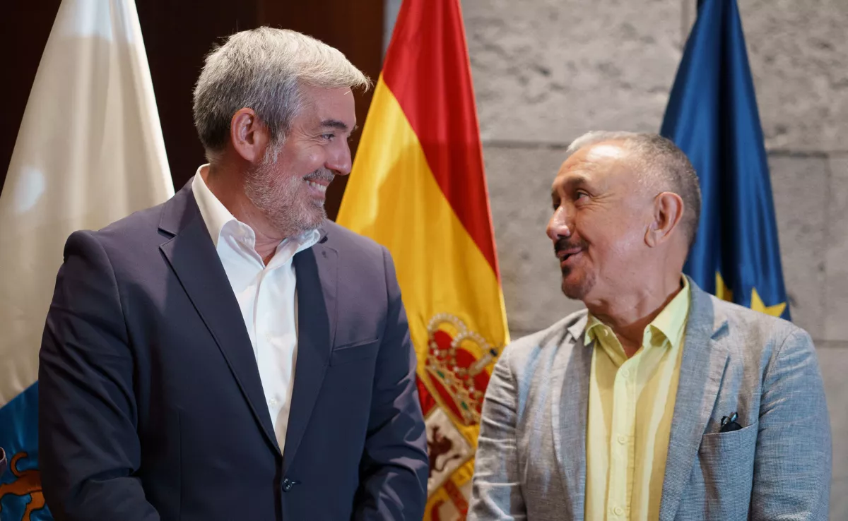 Fernando Clavijo junto a Pepe Álvarez (UGT) / EFE - RAMÓN DE LA ROCHA